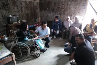 Bupati Fahmi saat menyerahkan bantuan paket sembako
