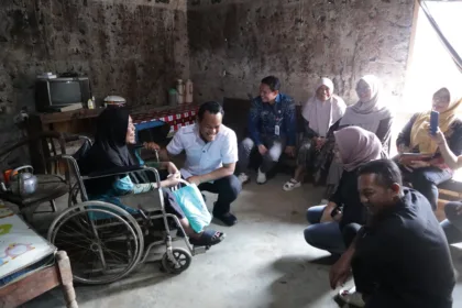 Bupati Fahmi saat menyerahkan bantuan paket sembako