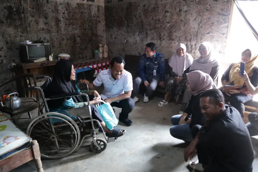 Bupati Fahmi saat menyerahkan bantuan paket sembako