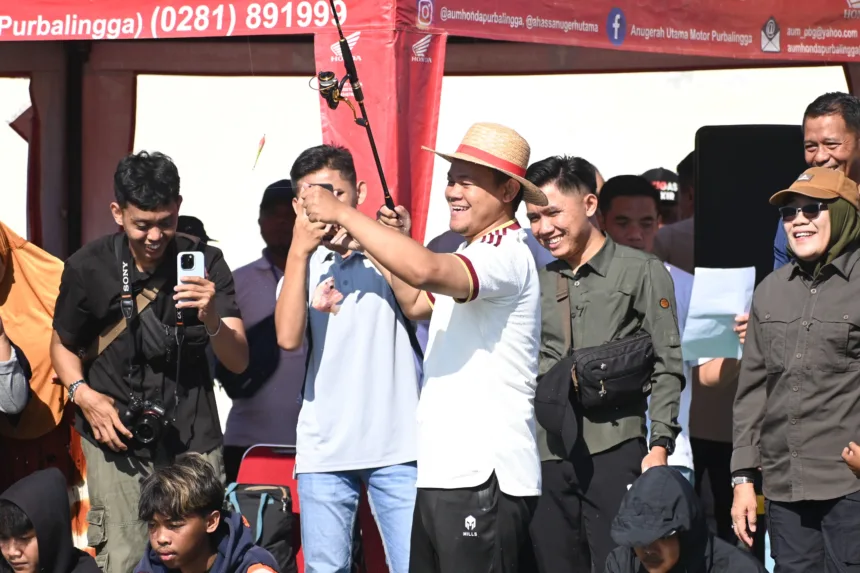 Bupati Fahmi ikut lomba mancing gratis dalam rangka HUT RI ke 81