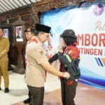 Ketua DPRD Purbalingga saat mengenakan jaket kontingen Pramuka Purbalingga