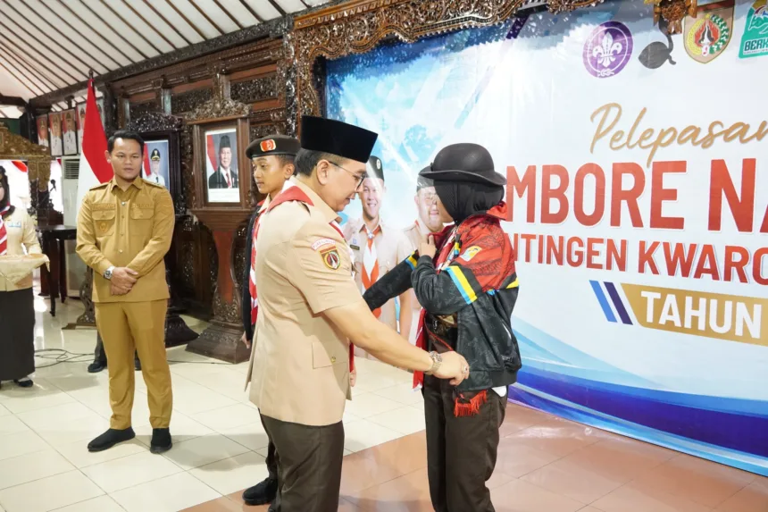 Ketua DPRD Purbalingga saat mengenakan jaket kontingen Pramuka Purbalingga