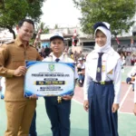 Bupati Fahmi saat mengunjungi SMPN 5 Satu Atap Rembang