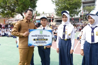 Bupati Fahmi saat mengunjungi SMPN 5 Satu Atap Rembang