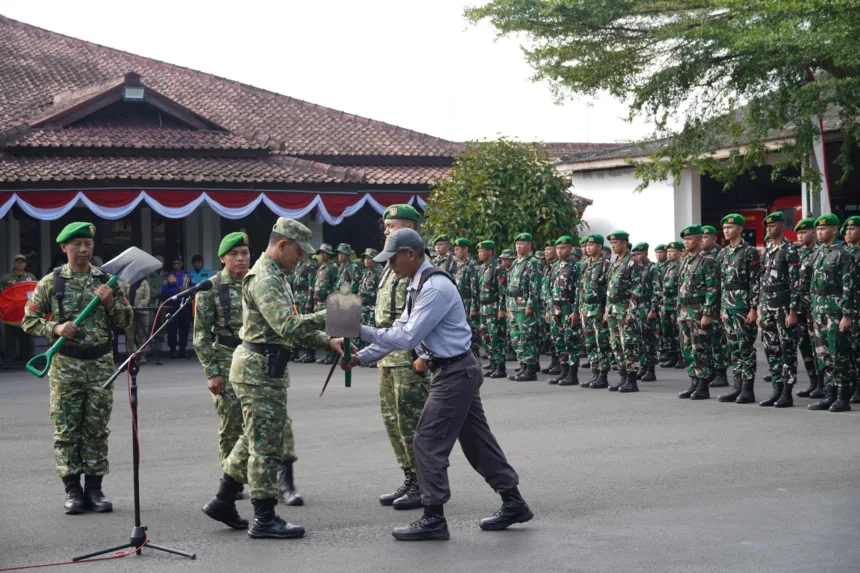 Penutupan kegitaan TMMD yang berhasil membangun jalan baru sebagai jalur alternatif warga