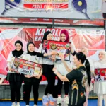 Kapolres Banjarnegara saat menyerahkan hadiah pada para juara Padel Kapolres Cup 2026