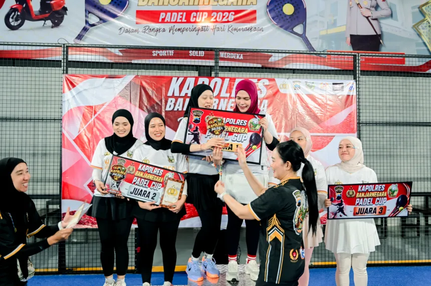 Kapolres Banjarnegara saat menyerahkan hadiah pada para juara Padel Kapolres Cup 2026