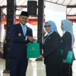 Bupati saat mengukuhkan kepala sekolah di Pendopo Dipokusumo.