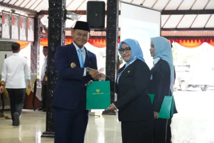 Bupati saat mengukuhkan kepala sekolah di Pendopo Dipokusumo.