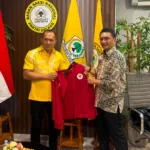 Triana Widodo alias Wiwid Cebong siap mengenakan seragam Organisasi SOKSI di Kantor DPP Partai Golkar di Jakarta.