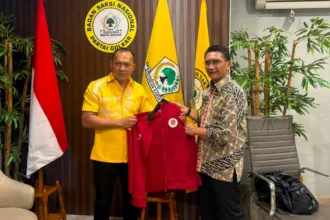Triana Widodo alias Wiwid Cebong siap mengenakan seragam Organisasi SOKSI di Kantor DPP Partai Golkar di Jakarta.