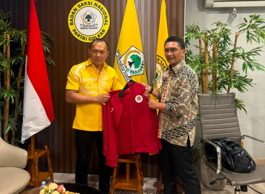 Triana Widodo alias Wiwid Cebong siap mengenakan seragam Organisasi SOKSI di Kantor DPP Partai Golkar di Jakarta.