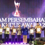 Gubernur Ahmad LUthfi saat menerima penghargaan