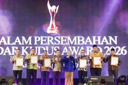 Gubernur Ahmad LUthfi saat menerima penghargaan