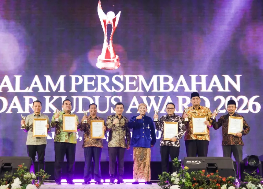 Gubernur Ahmad LUthfi saat menerima penghargaan