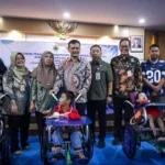 Gubernur serahkan bantuan kursi roda adaptif bagi anak disabilitas