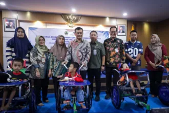 Gubernur serahkan bantuan kursi roda adaptif bagi anak disabilitas