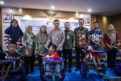 Gubernur serahkan bantuan kursi roda adaptif bagi anak disabilitas