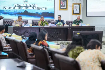 Sekda Jateng saat menggelar rapat koordinasi terkait perayaan HUT RI ke 81 Tahun 2026