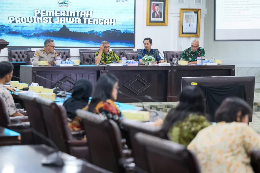 Sekda Jateng saat menggelar rapat koordinasi terkait perayaan HUT RI ke 81 Tahun 2026