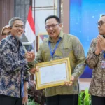 Penyerahan penghargaan pada peserta pelatihan kepemimpinan nasional