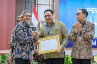 Penyerahan penghargaan pada peserta pelatihan kepemimpinan nasional