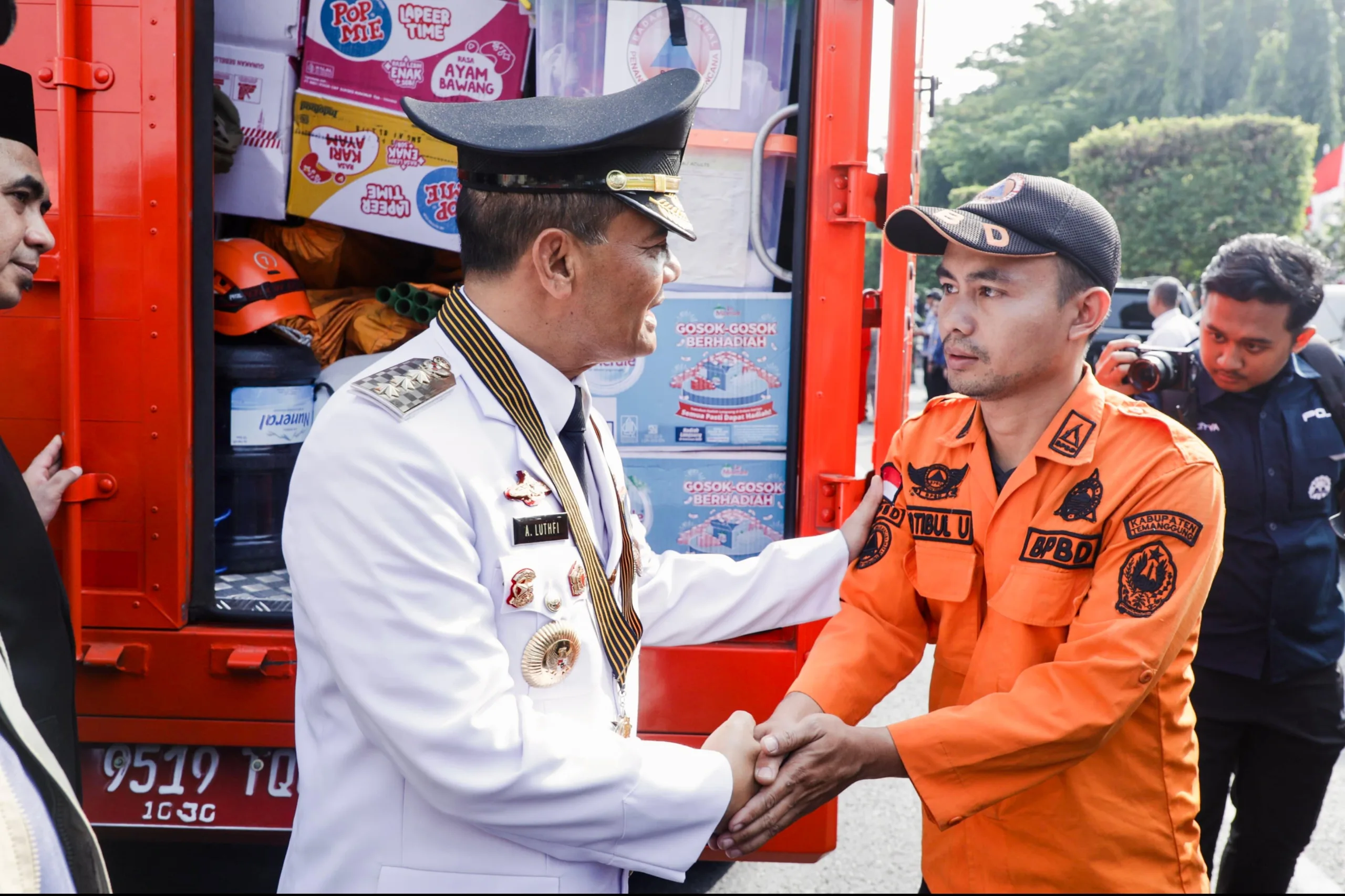 selain paket bantuan logistik, Jateng juga kirimkan relawan