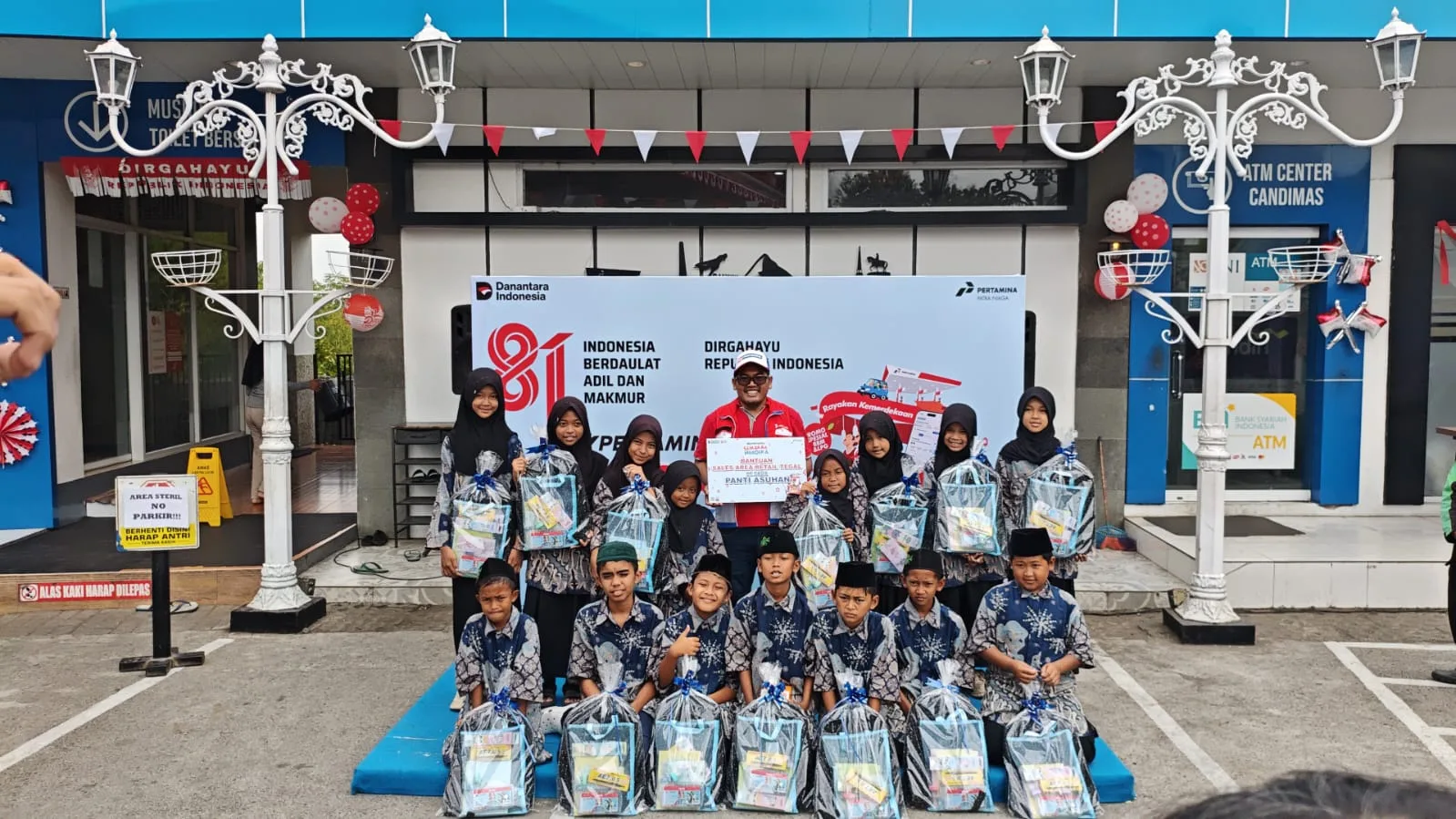 HUT RI ke 81, Pertamina Patra Niaga gelar tebus murah paket sembako dan berbagi dengan anak panti