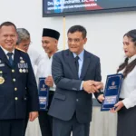 Gubernur Jateng menyerahkan surat pada napi yang terima remisi HUR RI ke 81