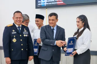 Gubernur Jateng menyerahkan surat pada napi yang terima remisi HUR RI ke 81