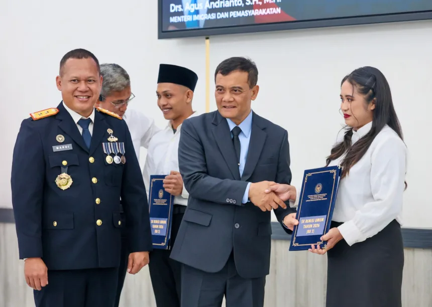 Gubernur Jateng menyerahkan surat pada napi yang terima remisi HUR RI ke 81