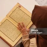 Ilustrasi orang sedang membaca Alqur'an.(dok Istock)