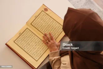 Ilustrasi orang sedang membaca Alqur'an.(dok Istock)