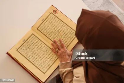 Ilustrasi orang sedang membaca Alqur'an.(dok Istock)