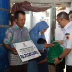 Gubernur Ahmad Luthfi saat menyerahkan bantuan rumah tidak layak huni di Jateng