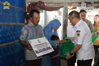 Gubernur Ahmad Luthfi saat menyerahkan bantuan rumah tidak layak huni di Jateng