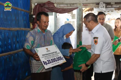 Gubernur Ahmad Luthfi saat menyerahkan bantuan rumah tidak layak huni di Jateng