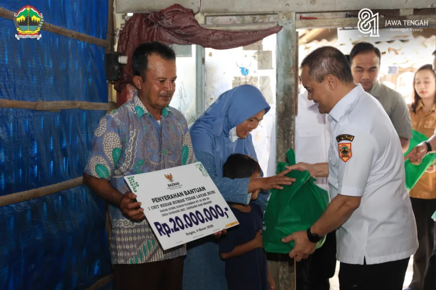 Gubernur Ahmad Luthfi saat menyerahkan bantuan rumah tidak layak huni di Jateng