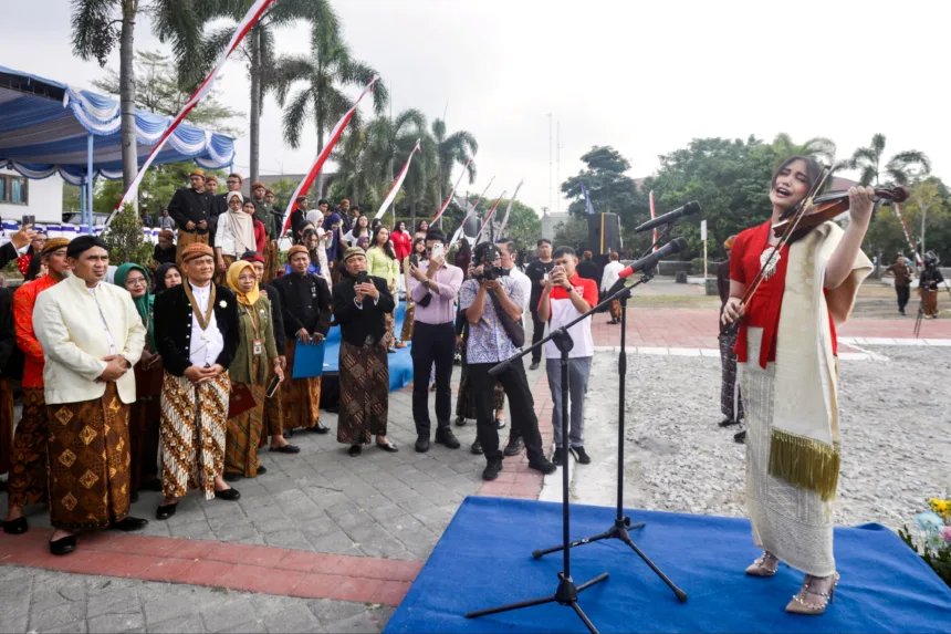 Antea putri WR Soepratman tampil dalam Hari Jadi Jateng