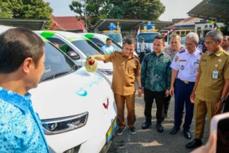 Gubernur dalam peluncuran taksi listrik di jateng