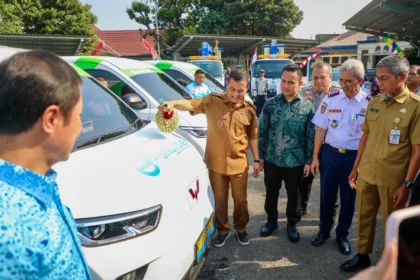 Gubernur dalam peluncuran taksi listrik di jateng