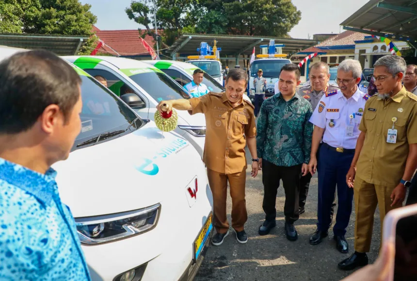 Gubernur dalam peluncuran taksi listrik di jateng
