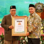Wagub Jateng Taj Yasin saat menerima Budai Award Unissula