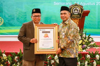 Wagub Jateng Taj Yasin saat menerima Budai Award Unissula