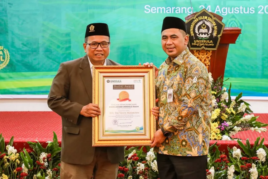 Wagub Jateng Taj Yasin saat menerima Budai Award Unissula