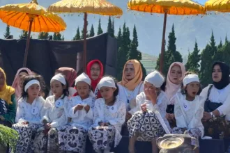 Prosesi pemotongan rambut gimbal menjadi agenda utama dalam Dieng Culture Festival