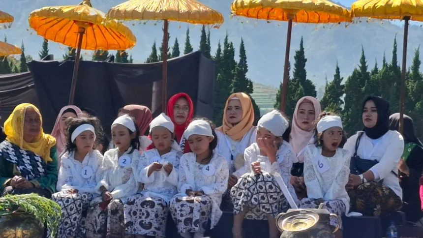 Prosesi pemotongan rambut gimbal menjadi agenda utama dalam Dieng Culture Festival