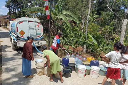 Kekeringan Banjarnegara meluas. Sebanyak 8.642 KK atau 29.110 jiwa terdampak di 42 desa dan 7 kelurahan. BPBD telah menyalurkan 5,59 juta liter air bersih.