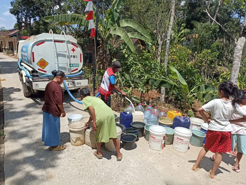 Kekeringan Banjarnegara meluas. Sebanyak 8.642 KK atau 29.110 jiwa terdampak di 42 desa dan 7 kelurahan. BPBD telah menyalurkan 5,59 juta liter air bersih.