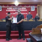 DPRD Purbalingga saat menyerahkan empat raperda dalam sidang paripurna